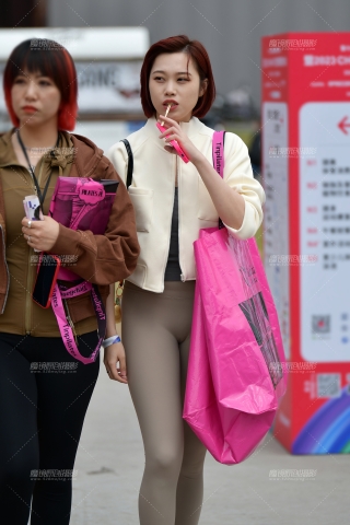 ★苗条紧身裤美女