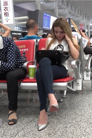 查看完整内容：4K 候车室拍摄性感银白高跟美女 [1.69 GB] （视频版） - 共10张图片