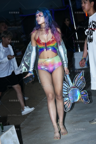 查看完整内容：电音女超人 - 共19张图片