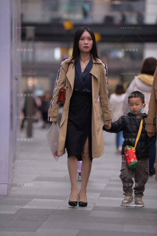 街拍丝腿高跟宝妈