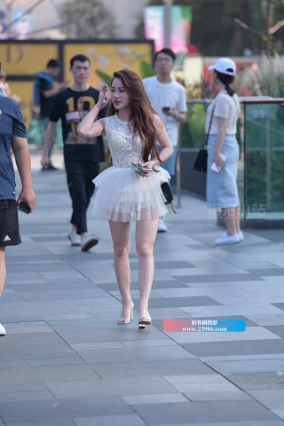 性感蓬松短裙街拍美女