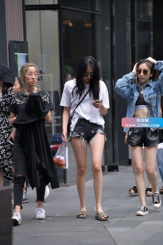 街拍热裤小姐姐