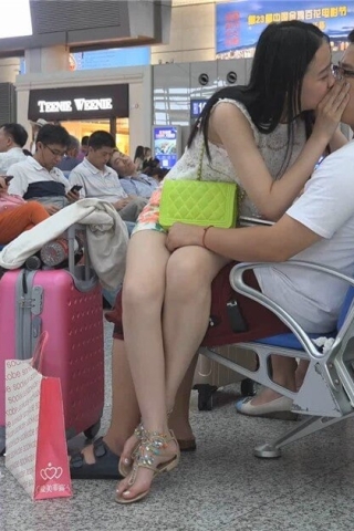 查看完整内容：美腿妹子被男友抱着 [208 MB/wmv] （视频版） - 共6张图片