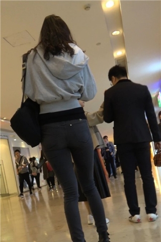 4K逛商场的紧身牛仔MM [0.99 GB]（视频版）