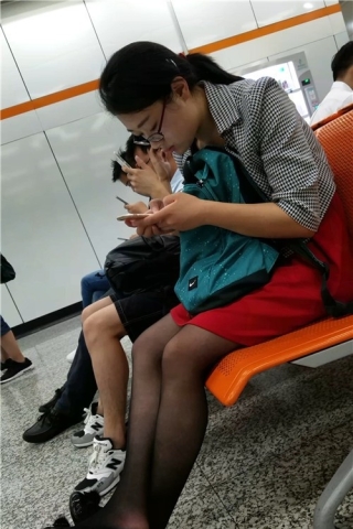 街拍黑丝眼镜妹，玩手机真入迷（视频版）