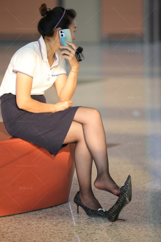 韵味超薄黑丝轻熟美妇晾脚挑鞋（完整版）