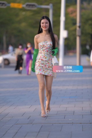 查看完整内容：街拍碎花抹胸群少f - 共21张图片