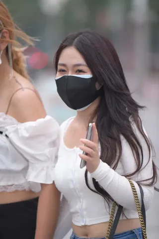 查看完整内容：丝袜热裤美眉（完整版） - 共4张图片