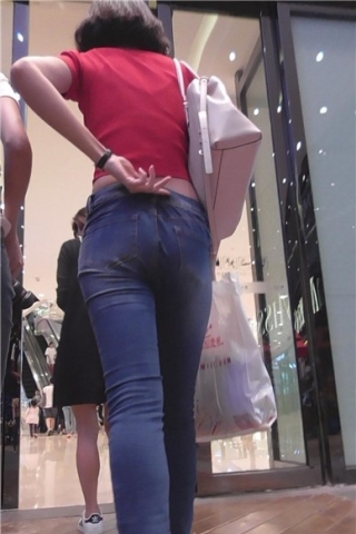 查看完整内容：跟密友逛商场的长腿紧身蓝牛女神姐姐 [949 MB]（视频版） - 共6张图片