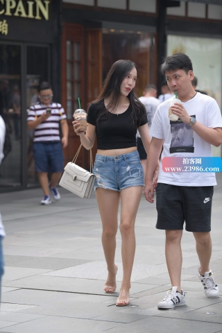 街拍黑T恤热裤美眉