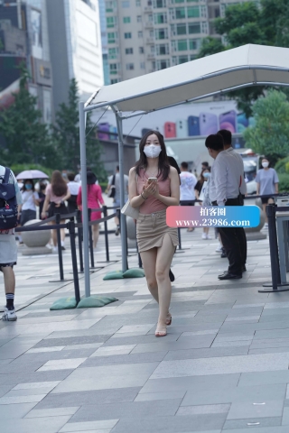 街拍短裙美腿气质小姐姐