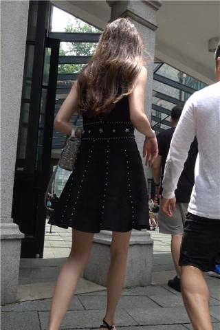 4K-黑色连衣裙极品气质性感街拍大美女 [606 MB]（视频版）