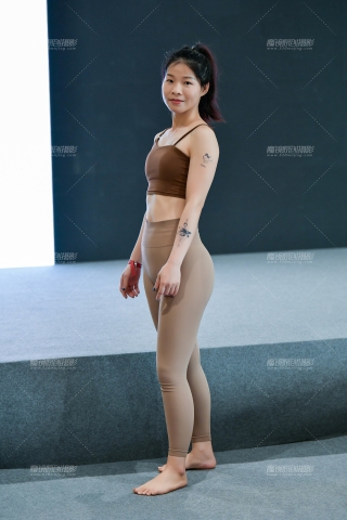 ★腼腆舒展优美瑜伽美女