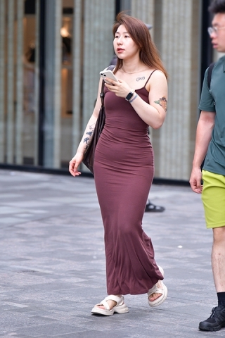 ★绛紫长裙美女