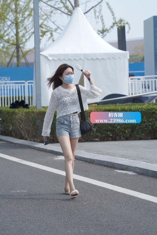 拿着小风扇吹的妹纸