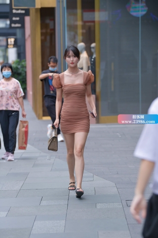 街拍贴身包臀裙靓女