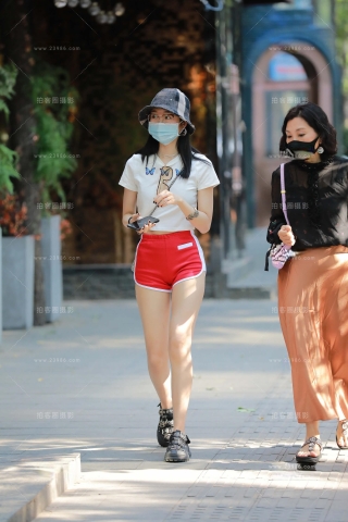 街拍红短热牛小妹
