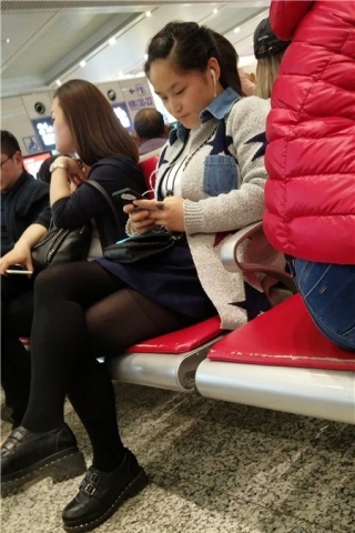 查看完整内容：4k视频，候车室拍摄黑丝袜美腿美眉（视频版） - 共8张图片