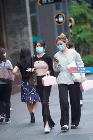 查看完整内容：黑裤美女真漂亮 - 共18张图片