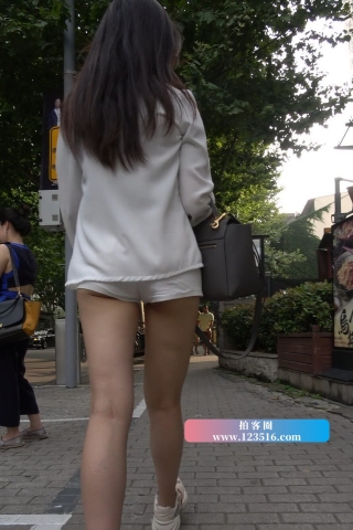 4K - 白短热裤街拍美腿小姐姐 [1.79 GB/MP4]（视频版）