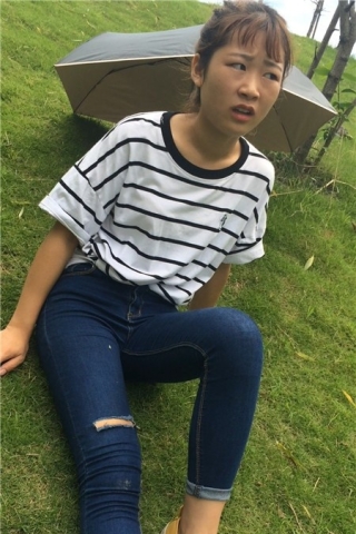 查看完整内容：极品牛仔裤小学妹草地上摆拍 [1.19 GB]（视频版） - 共10张图片