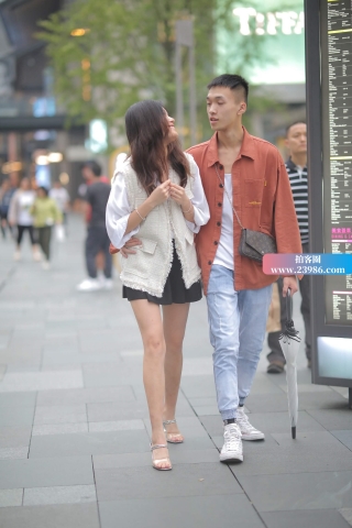 街拍别人家的短裙美腿女友