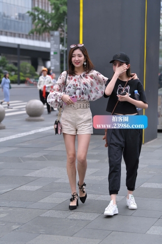 美腿，小酒窝！