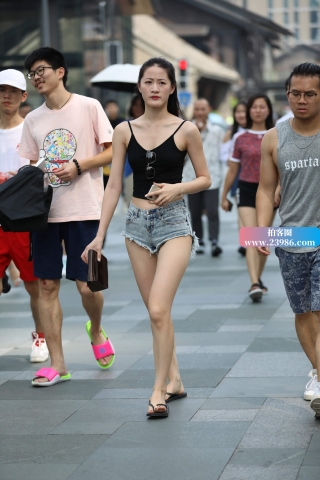 清凉的人字拖热牛小姐姐~