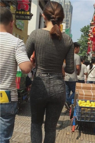 查看完整内容：紧绷到无法呼吸的灰色牛仔裤美女 [3.13 GB]（视频版） - 共8张图片