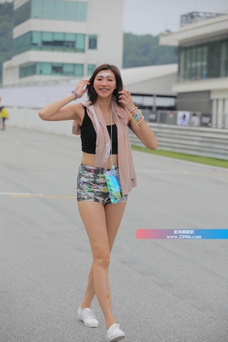 迷彩短裤高挑美女