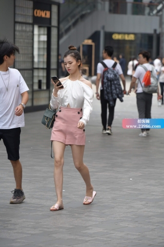 街拍粉色高腰裤，露背衣服美女