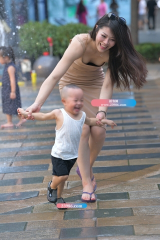 【红石赛帖】戏水中的温婉妈妈