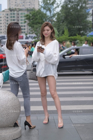 街拍美腿高跟美女
