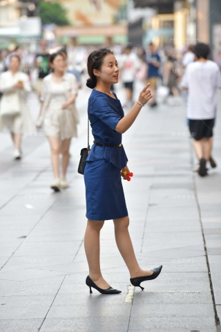 查看完整内容：抓拍玩飞镖的金店销售员小姐姐 - 共21张图片