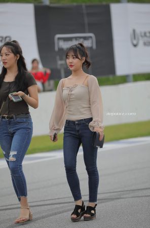 查看完整内容：街拍紧身牛仔姐妹 - 共16张图片