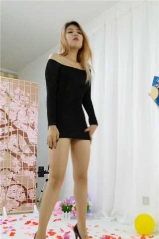 查看完整内容：黑色超短包臀裙性感美女慢摇（视频版） - 共6张图片