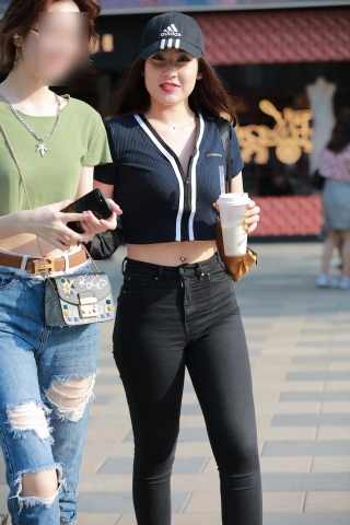 黑色性感紧牛美女（城市版）