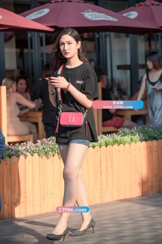【街拍之魂赛帖】B49、这个少女有点冷