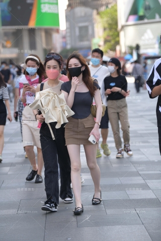 街拍超短裙美腿小姐姐
