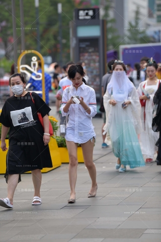 白衬衫美腿热裤小妹