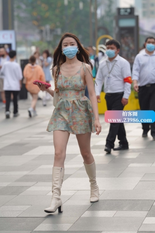 街拍吊带裙小姐姐