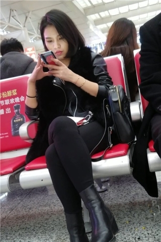 查看完整内容：4k-小清新气质黑丝袜靓女玩手机认真（视频版） - 共10张图片