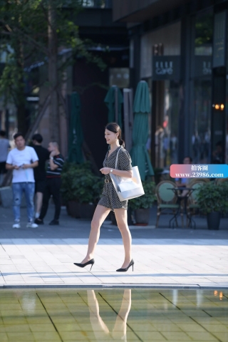查看完整内容：街拍美腿高跟姐姐 - 共19张图片
