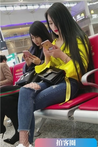 查看完整内容：4k-长发冷艳红唇美女破洞紧身牛仔裤配大眼网袜（视频版） - 共8张图片