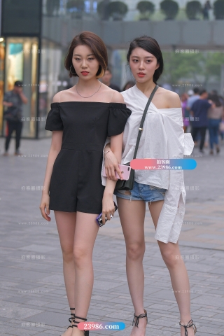 两个逛街的漂亮小姐姐