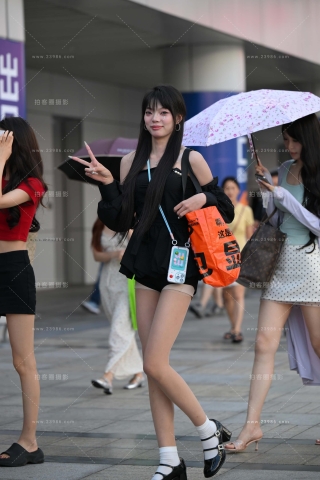 苗条高挑的丝腿女孩