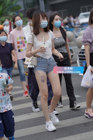 有纹身的热牛小姐姐