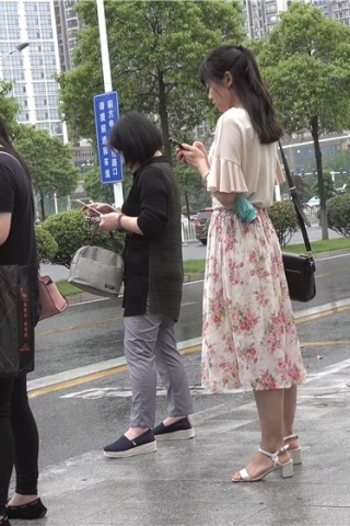长裙，凉高跟，美足街拍美女（视频版）