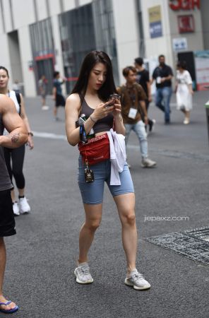 查看完整内容：街拍紧身短牛仔美女 - 共16张图片