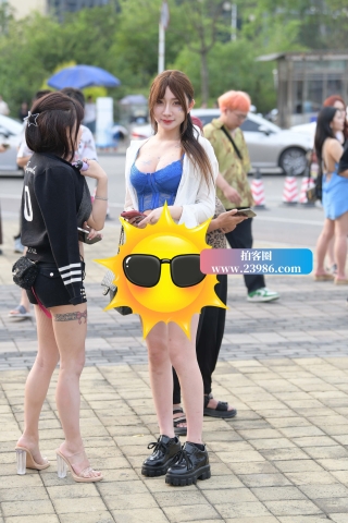 这热裤真够短的，春光乍.......